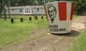 Гигантское ведро KFC стояло в саду на заднем дворе (FILM)