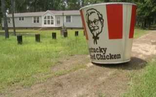Гигантское ведро KFC стояло в саду на заднем дворе (FILM)