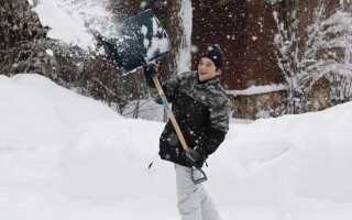 Что и как эффективно убирать снег с асфальта