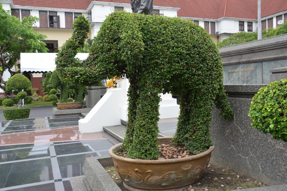 Садовая скульптура - слон
