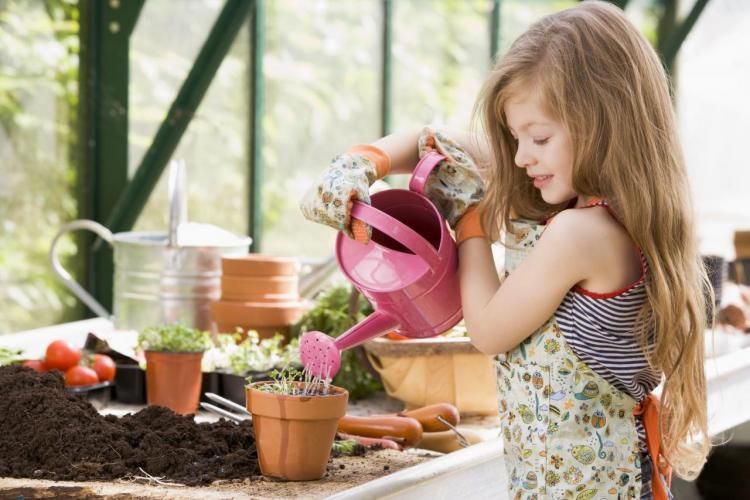 Ребенок играет с садовником