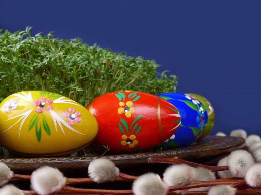 Новогоднее украшение с пасхальными яйцами и кресс-салат