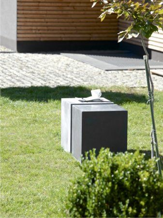 Бетонная мебель и диски Modern Line - идеальный материал для исключительных мест отдыха в саду. Они характеризуются простой формой, приглушенными цветами, необычайной устойчивостью к погодным условиям и вниманием к каждой детали благодаря технике ручного литья.