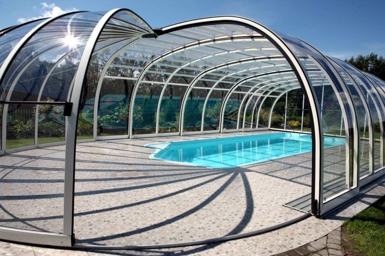 Современный бассейн с крышей