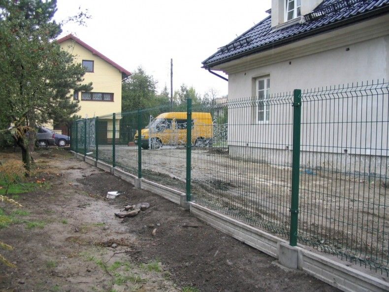 Забор из сварных панелей на сборном фундаменте