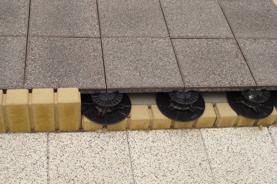 Вентилируемая терраса с бетонными плитами