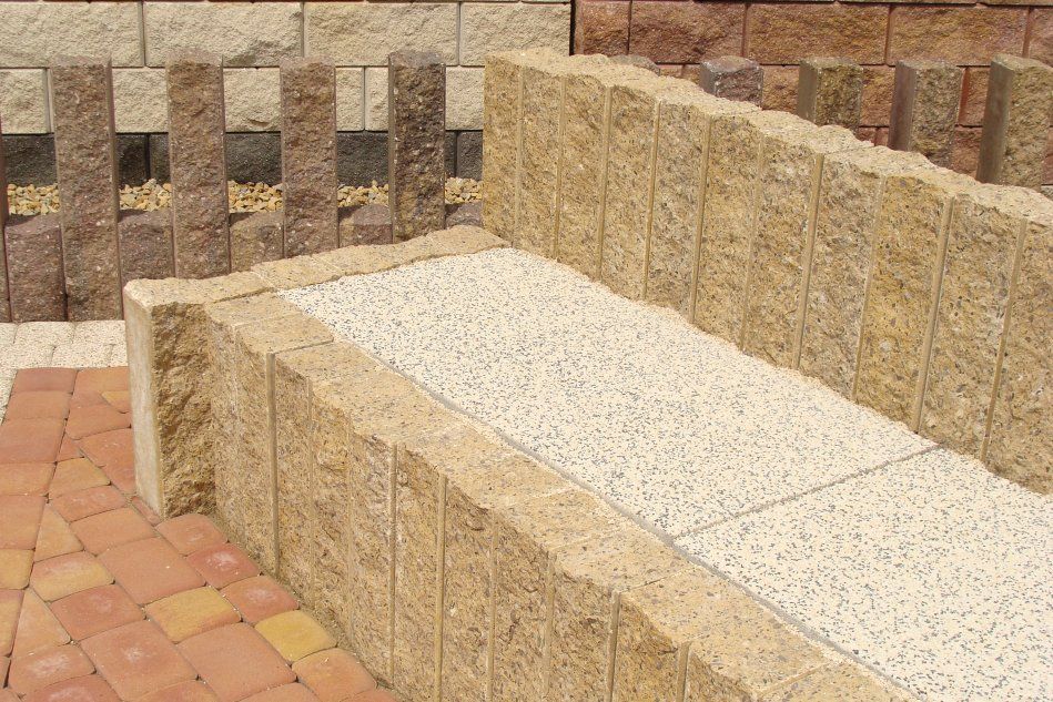 Садовая скамейка с бетонными элементами