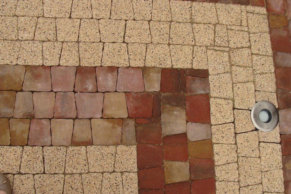Декоративная поверхность из бетонных кубиков