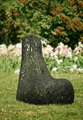 Черное кресло из базальтового волокна