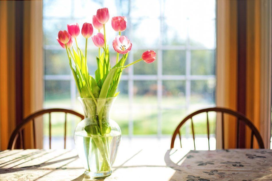 Тюльпаны на столе